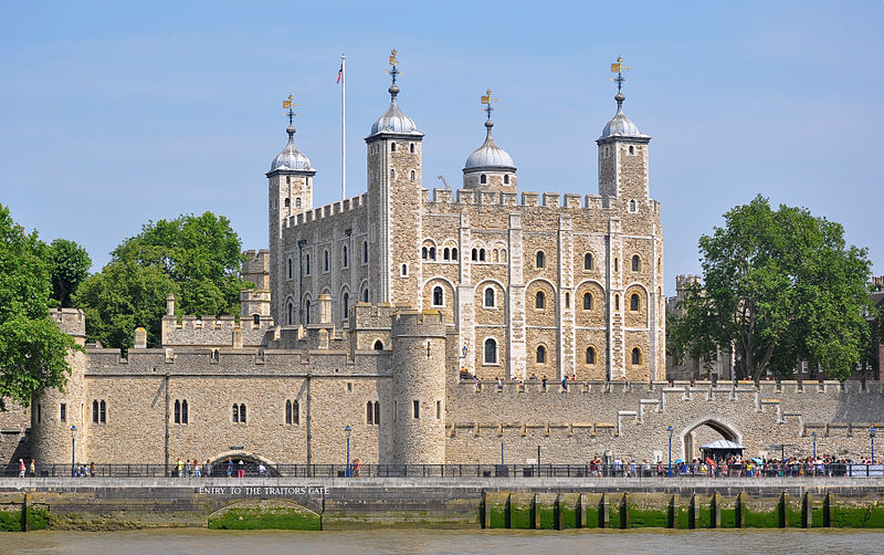 800px-Tower_of_London_viewed_from_the_River_Thames.jpg