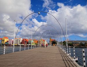 1280px-Curacao-Queen-Emma-Bridge-300x233.jpg