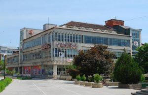 1280px-RO_OT_Caracal_central_mall_abandoned-300x193.jpg