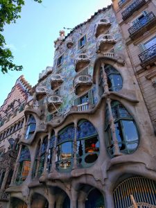 casa-batllo-2674873_1920-225x300.jpg
