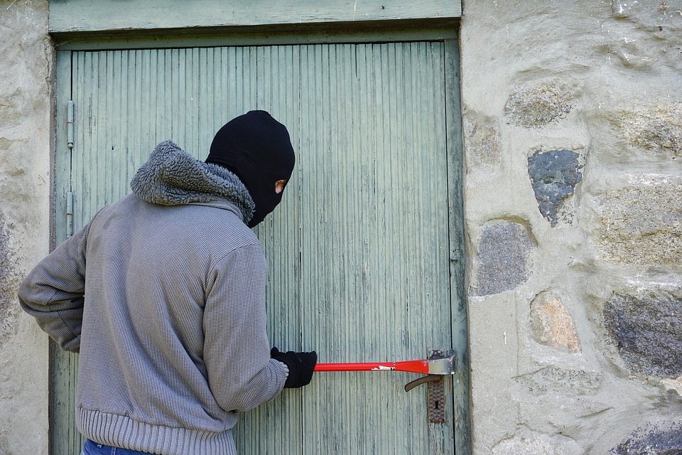 balaclava-break-into-burglary-crowbar-thief-1562699-1541923940733.jpg