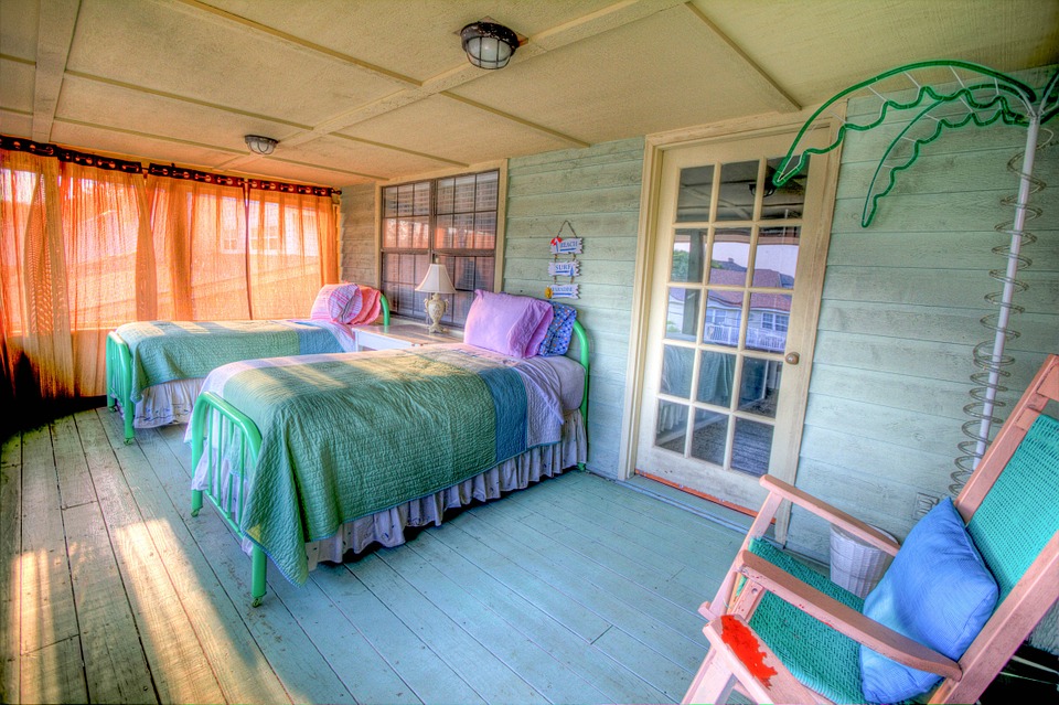 bedroom-349699_960_720-1542402175928.jpg