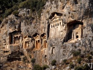 Lycian_rock-cut_tombs_in_Hellenistic_style_-_Dalyan_Turkey-300x225.jpg