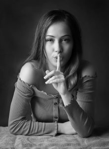 girl-4386913_1920-221x300.jpg