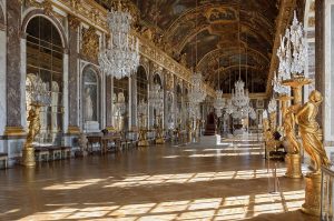 1627px-Chateau_Versailles_Galerie_des_Glaces-300x199.jpg