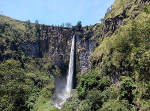 800px-Sipiso-piso_Waterfalls-300x222.jpg