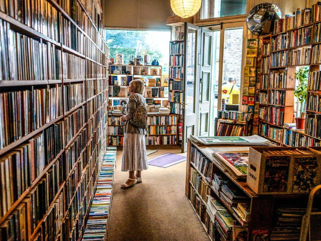 library-2-john-michael-thomson-9m1V6A8Fm-A-unsplash-1536x1024-1.jpg.optimal.jpg