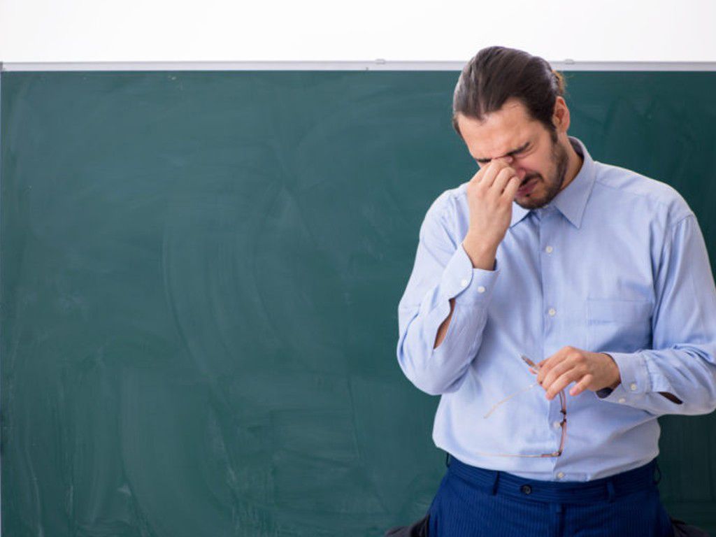 man-teacher-at-blackboard-2-shutterstock_1893716413-768x513-1.jpg.optimal.jpg