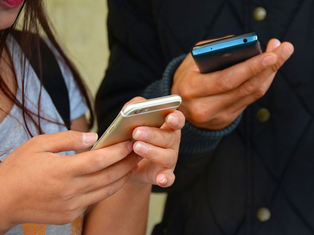 res437289473829texting.jpg.optimal.jpg