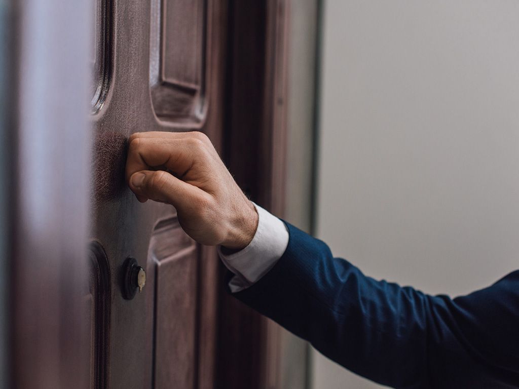 resizedec1184c-ruka-klepani-dvere-kontrola-shutterstock_1730122294-scaled-1.jpg.optimal.jpg