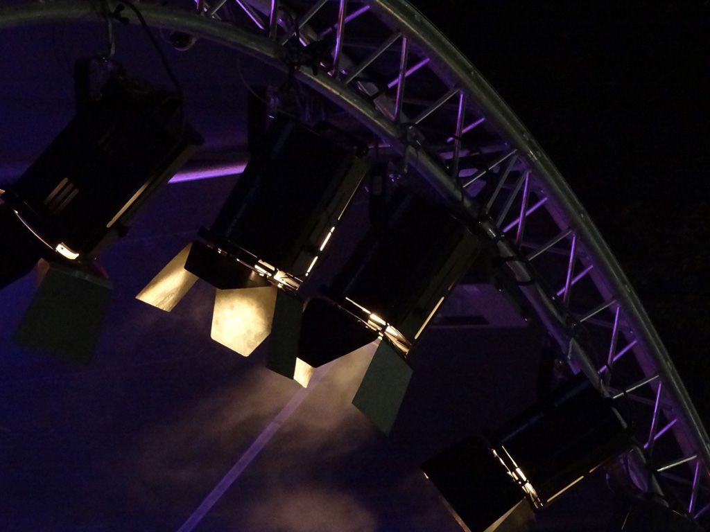 resspot_lighting_spotlight_disco_nightclub_lamps_buehenbeleuchtung_backstage-1357336.jpg.optimal.jpg